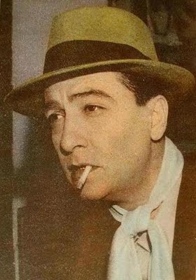 Hugo del Carril con sombrero fumando