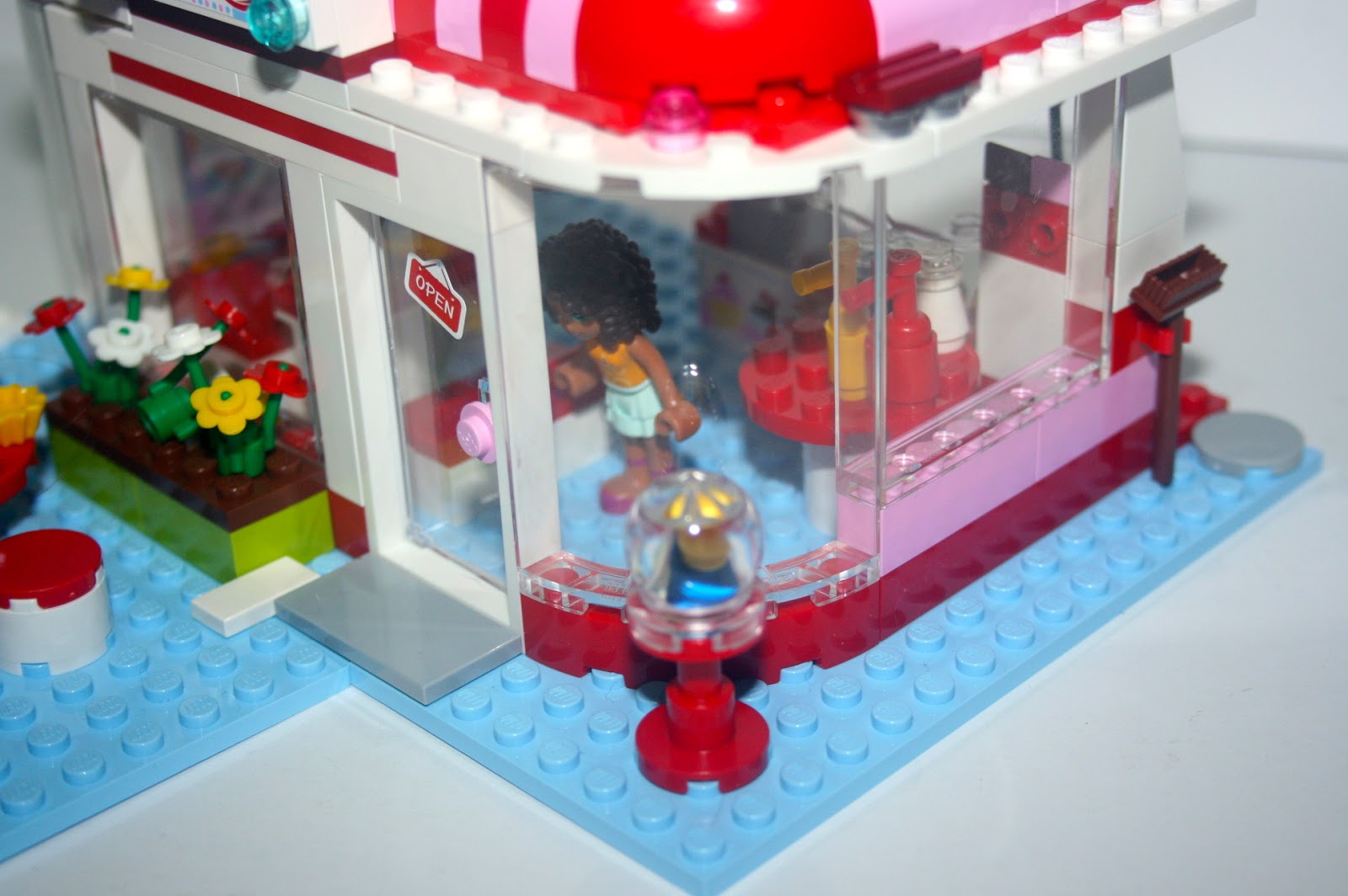 EL DRAGON DORADO LEGO CAFETERIA