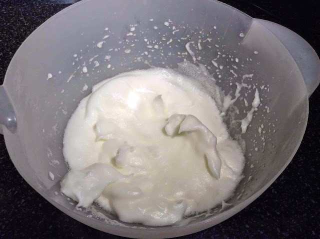 Claras montadas a punto de nieve