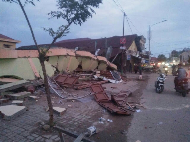 Foto-Foto Kondisi Pasca Gempa 6,4 SR di Aceh Foto-Foto Kondisi Pasca Gempa 6,4 SR di Aceh