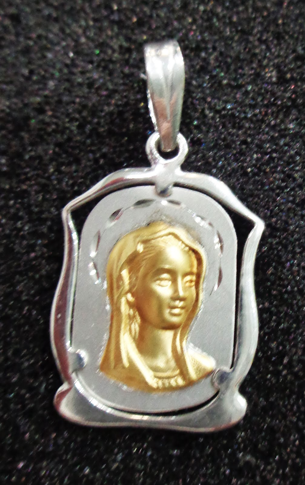 Medalla Virgen Niña en oro y plata