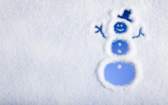 Sneeuwpop getekend in de sneeuw met de vinger