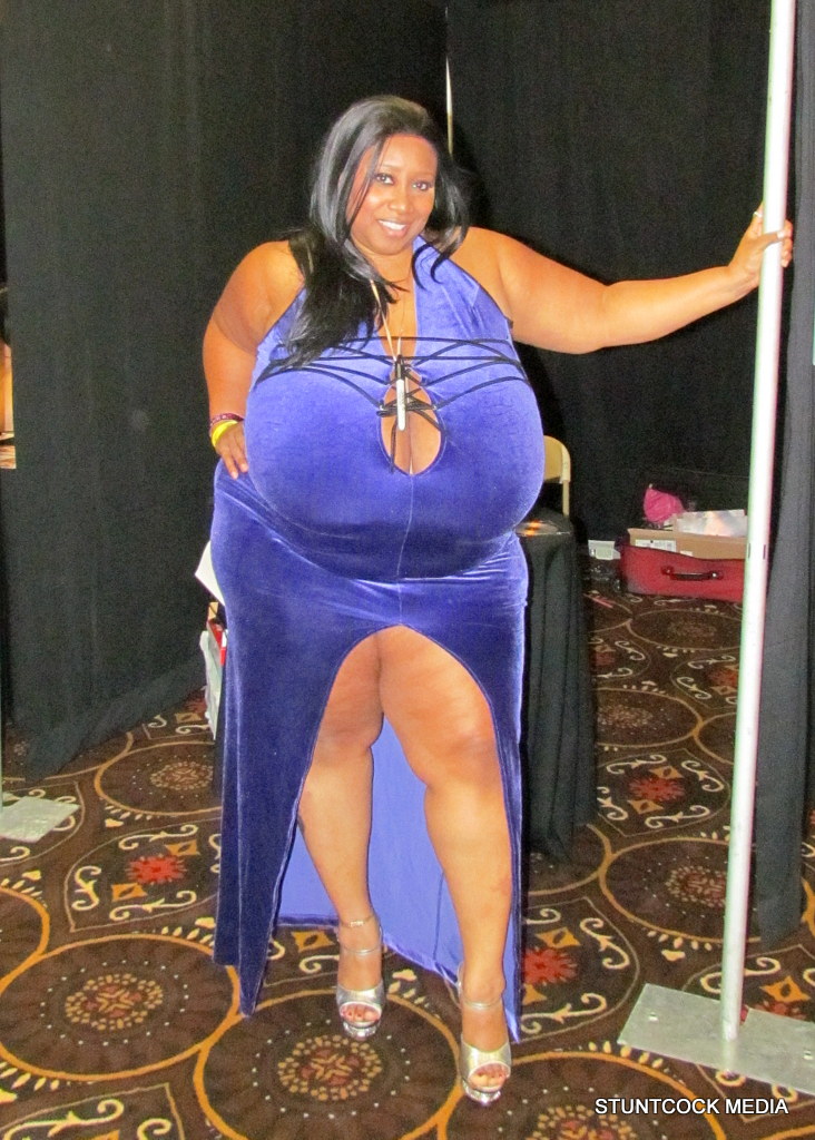 Darling Darla VS Dark Darla: BBW fan fest Pics