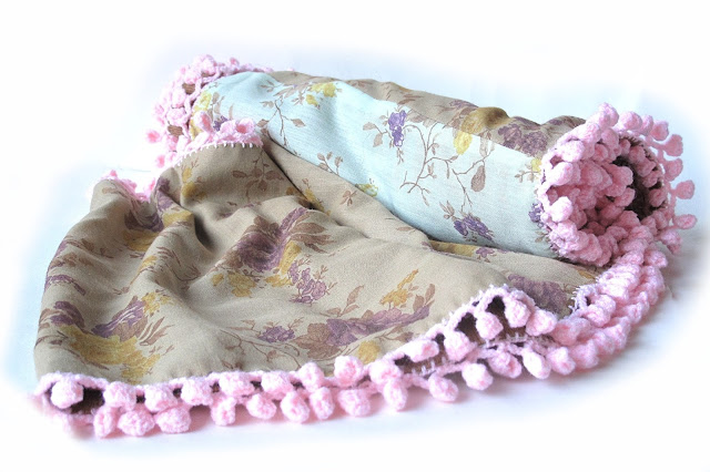 Gemaakt: oneindige sjaal met roze pomponnetjesrand