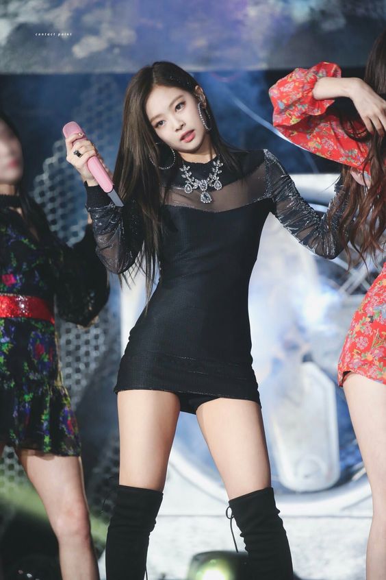 Blackpink's Jennie Looks Like A Mannequin In This Tight Dress!