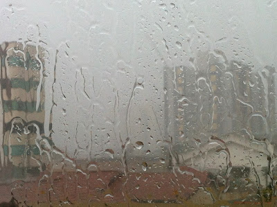 Respingos de chuva na vidraça pode inspirar uma arte abstrata Respingos de chuva na vidraça pode inspirar uma arte abstrata, pode ser adaptada com texturas, mudar as cores, colocar ponto de luz nas janelas do prédio.