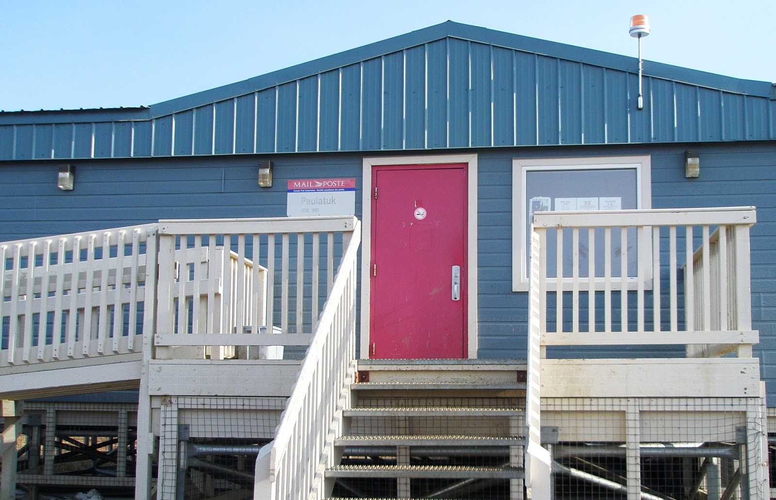 Ultima Thule Paulatuk, the blue inuvialuit hamlet by the 'Smoking