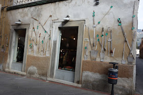 funky wall decoration shop in centro Pietrasanta Italy