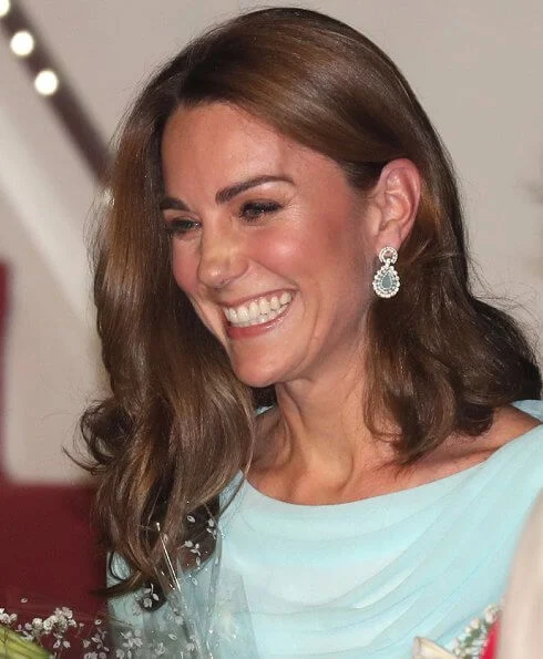 Kate Middleton wore a turquoise outfit by Catherine Walker. Zeen beaded chandelier earrings, she carried Zeen clutch