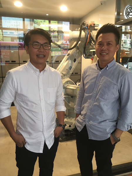 鵲絲旅店總經理葉維迪（左）和鵲絲旅店共同創辦人吳秉庭（右），打造了台灣第一家無人旅店。（圖片來源：詹子嫻攝）