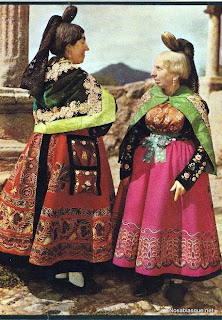 Mujeres con el traje típico de Candelario Salamanca