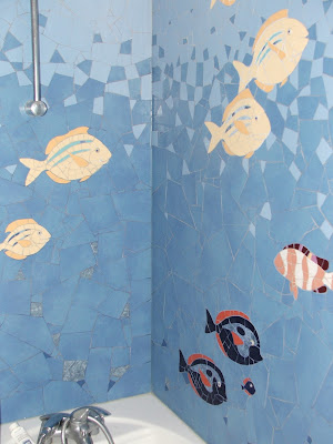 Décor mural en mosaïque artisanale dans une douche de salle de bains réalisée par un mosaïste d'art