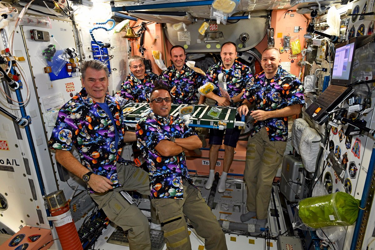 Фото сделано наса в день рождения. Жизнь Космонавтов на МКС. Космонавты на МКС. Астронавты на МКС. Космонавты на борту.