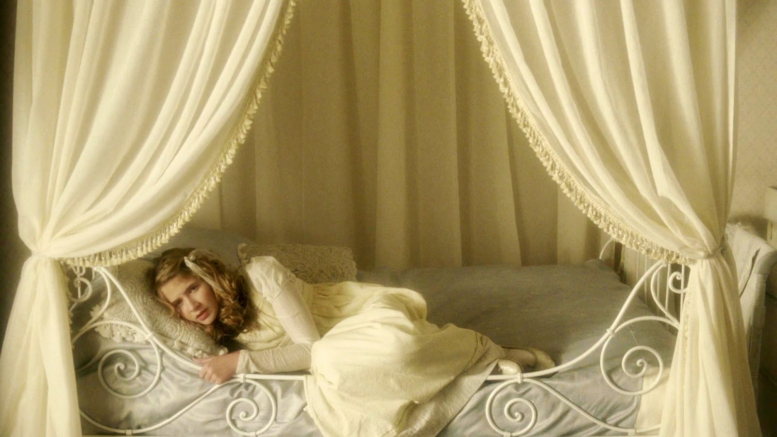 фотосессия на кровати с балдахином