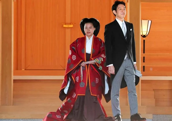 Princess Ayako of Japan got married to commoner Kei Moriya. She wore a large, multiple layered kimono and extravagant molded hair