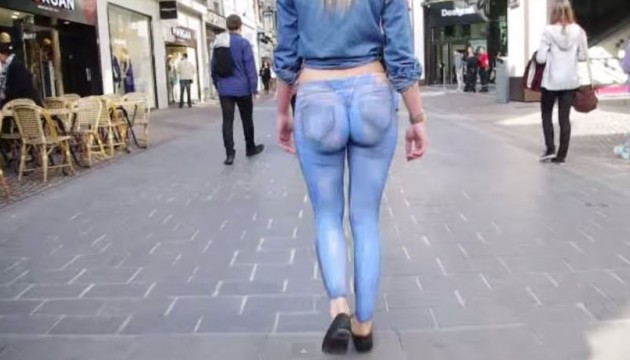 Elle se balade cul nu dans la rue
