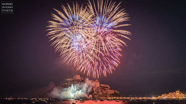 Antiche tradizioni dell' Isola d' Ischia, Festa a mare agli scogli di Sant' Anna, Festa di Sant'Anna 2018, foto Ischia, fotografare i fuochi d'artificio, Incendio del Castello Aragonese Ischia, 