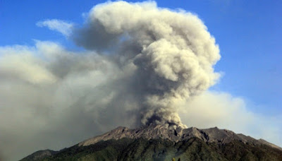 letusan gunung raung
