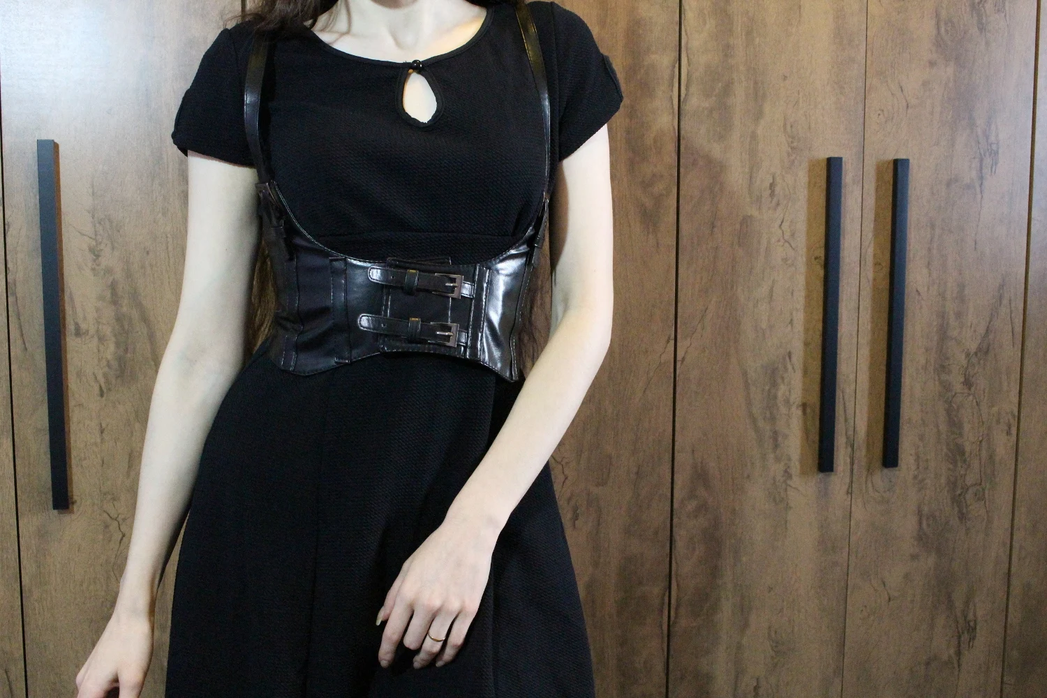 Everyday Goth Outfit: How to Style and Wear a Wide Waist Belt?