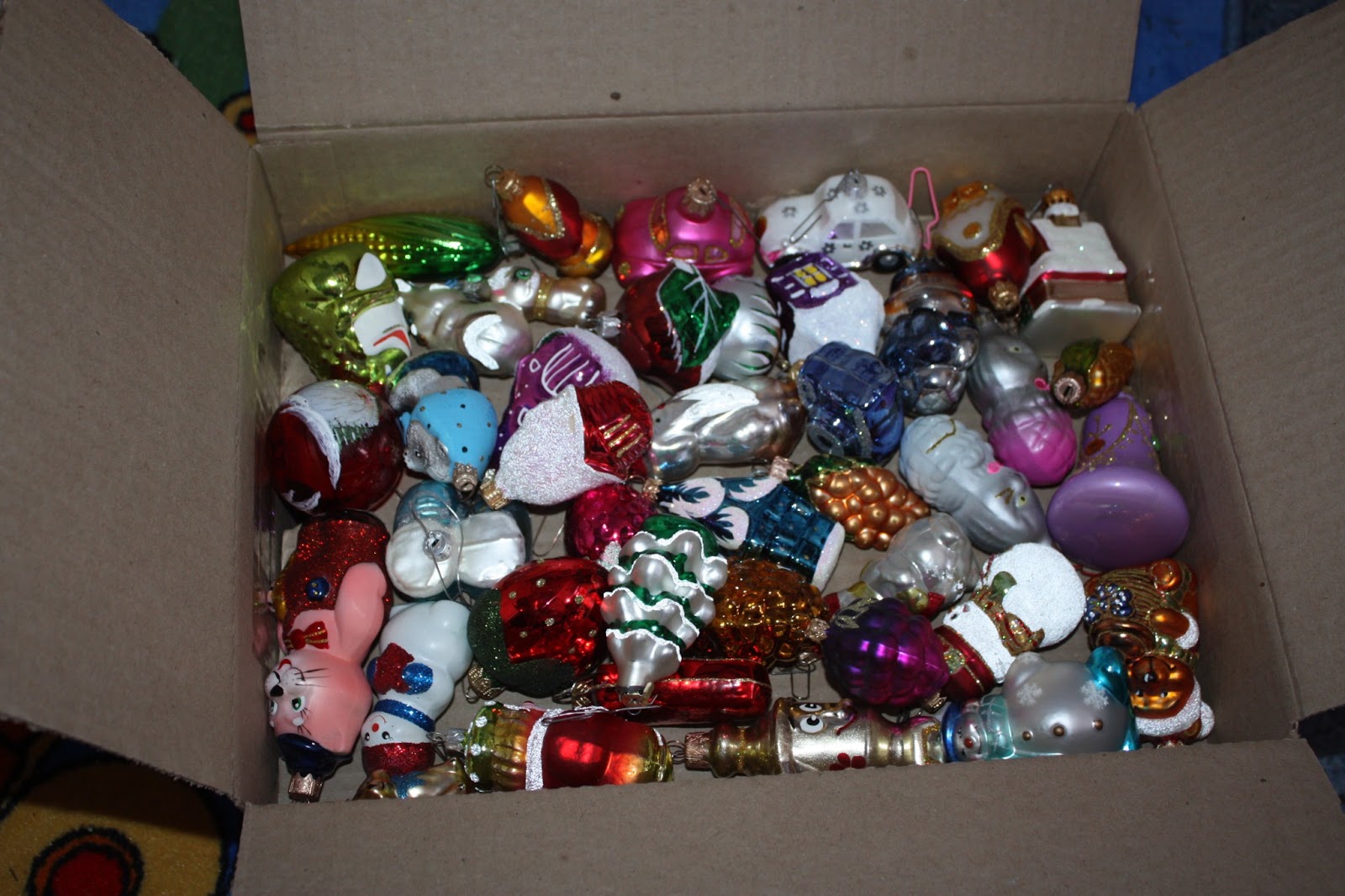 Хранение новогодних игрушек идеи. Хранение елочных игрушек в бутылках. Новогодние игрушки в стаканчиках хранение. Как хранить елочные игрушки стеклянные. Коробка для елочных игрушек.