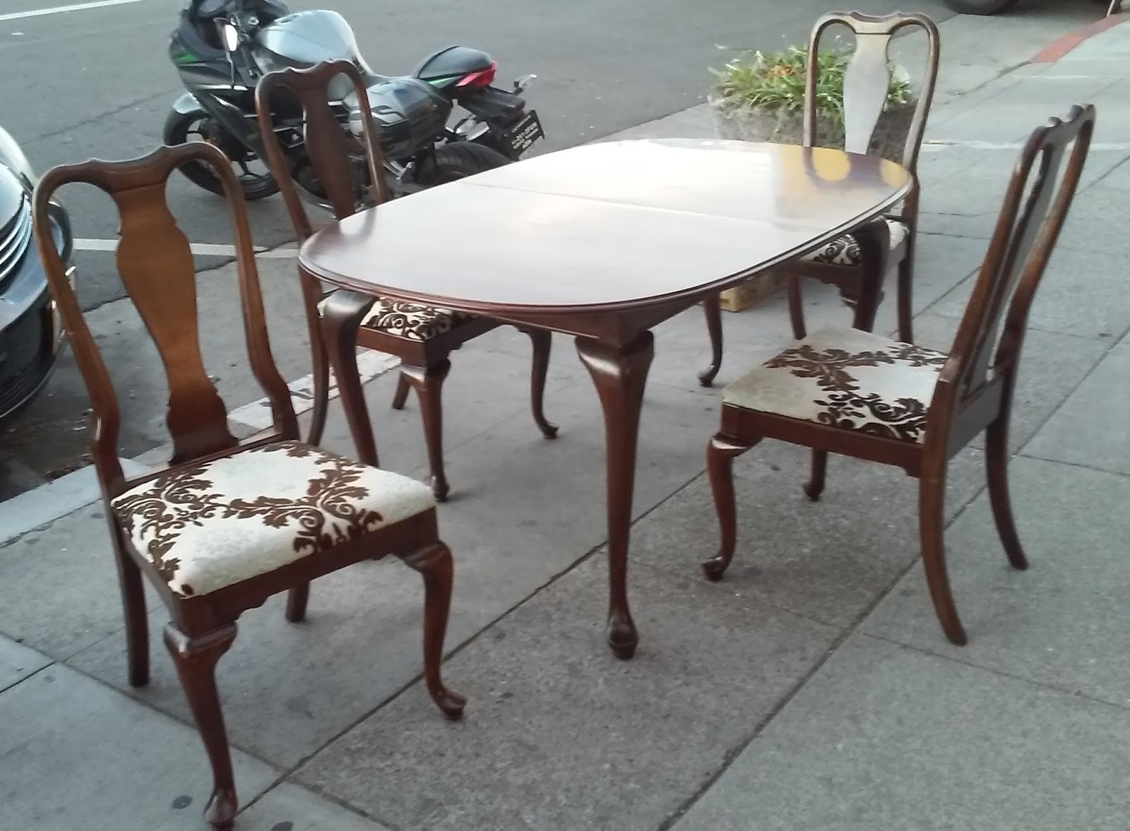 UHURU FURNITURE & COLLECTIBLES: SOLD #9487 Queen Anne Style Dining Set