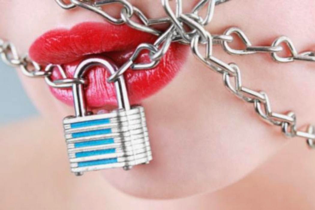 закрыть рот на замок. закрытый рот. закрыть рот на замок. замок с людьми. кляп с замком.