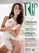 A atriz Nanda Costa com o seu gato branco e lindo.