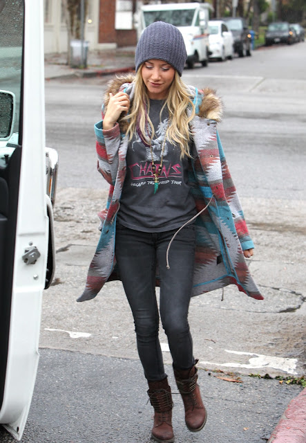 Ashley comprando algunos muebles en Hollywood ~ Ashley Tisdale
