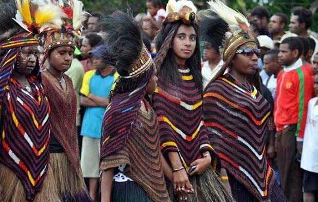 Pakaian Adat Wanita Papua Barat
