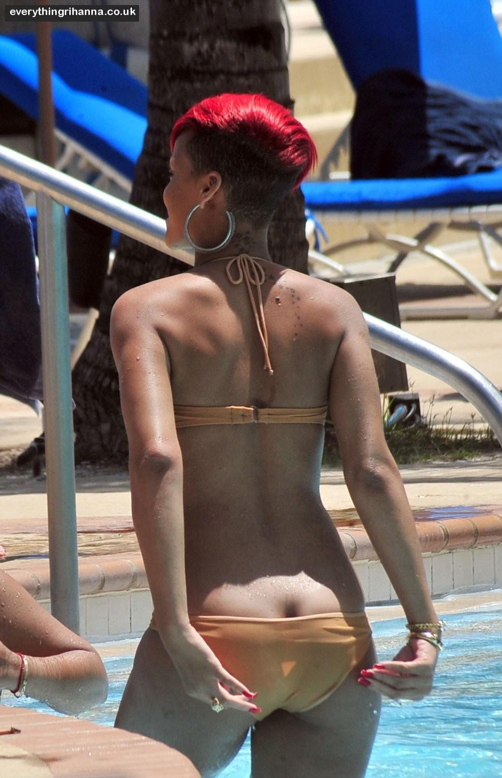 Celebrities In Hot Bikini Rihanna Singer Actress In Bikini