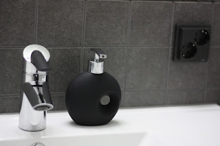 Oras Optima 2712F pesuallashanan design sopi Puuta ja kiveä wc:n tyyliin.