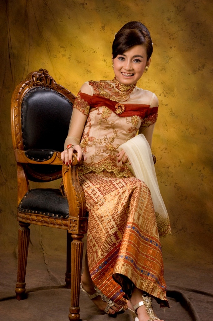deameidika KEBAYA is the indonesian  women traditional costume 