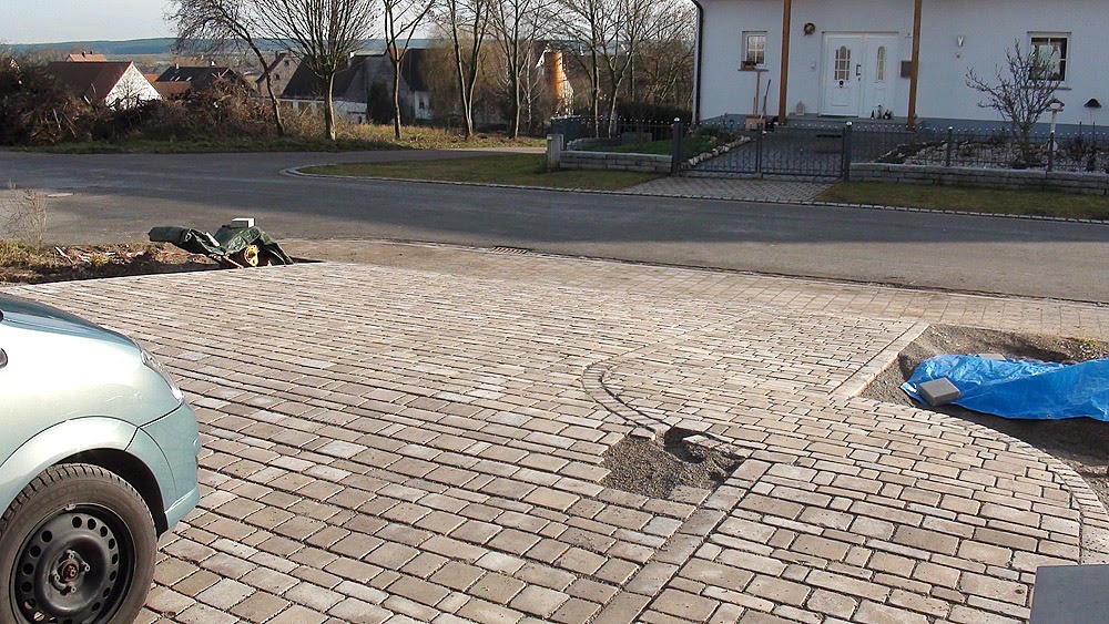 Bautagebuch - "Birkenallee" mit Gussek Haus: Einfahrt fertig gepflastert