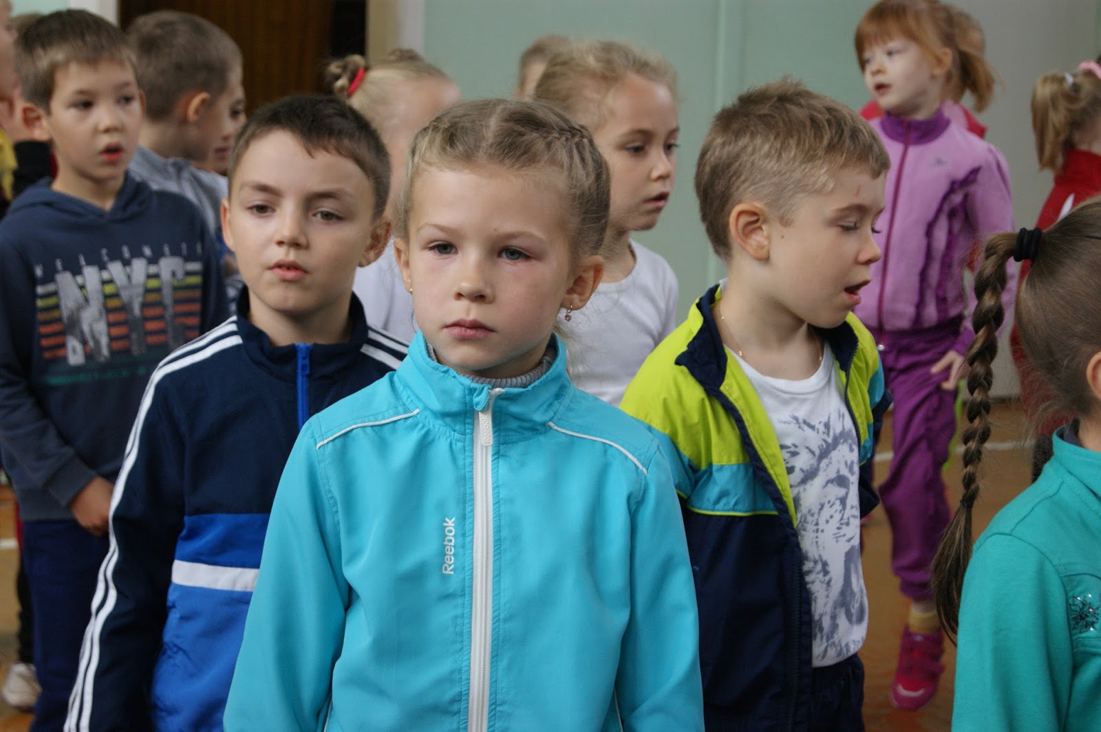 Школа мужчин для детей. Пацаны школьники на переменке. пацаны на переменке школа. пацаны в школе парни на переменке.