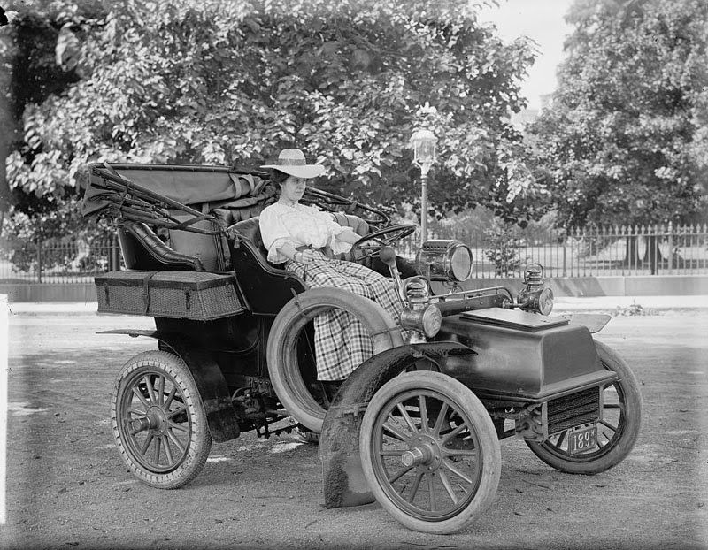 Женщина за рулём старинного автомобиля