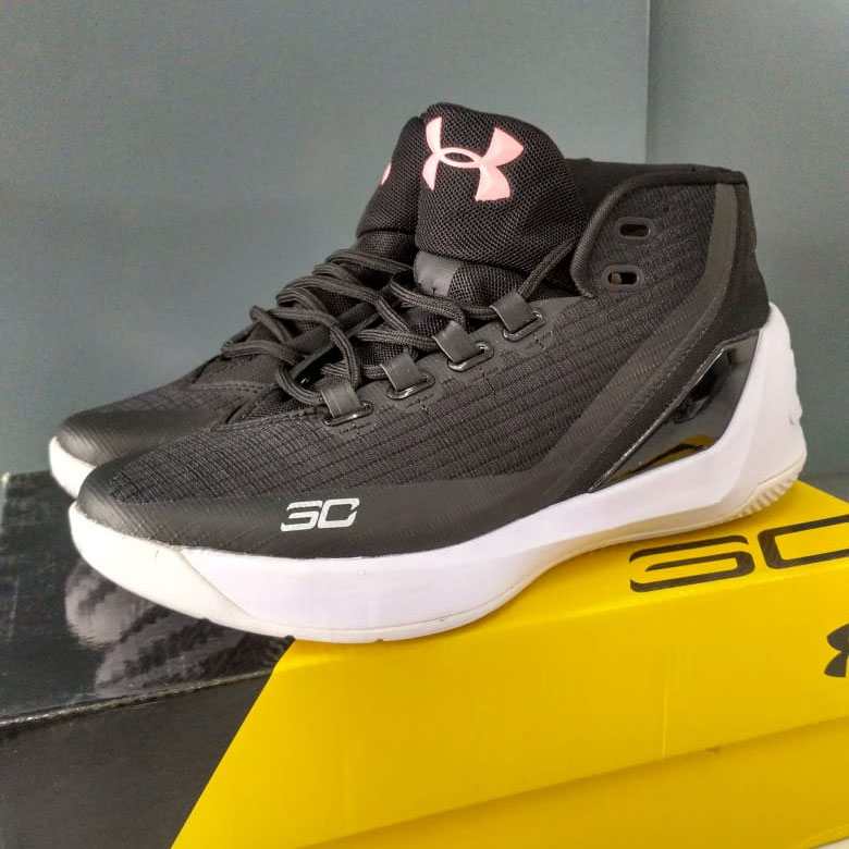 Sepatu Basket Under Armour Hitam Putih [SPUA012]