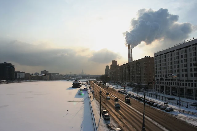 Бережковская набережная, Москва-река, вид с моста Богдана Хмельницкого