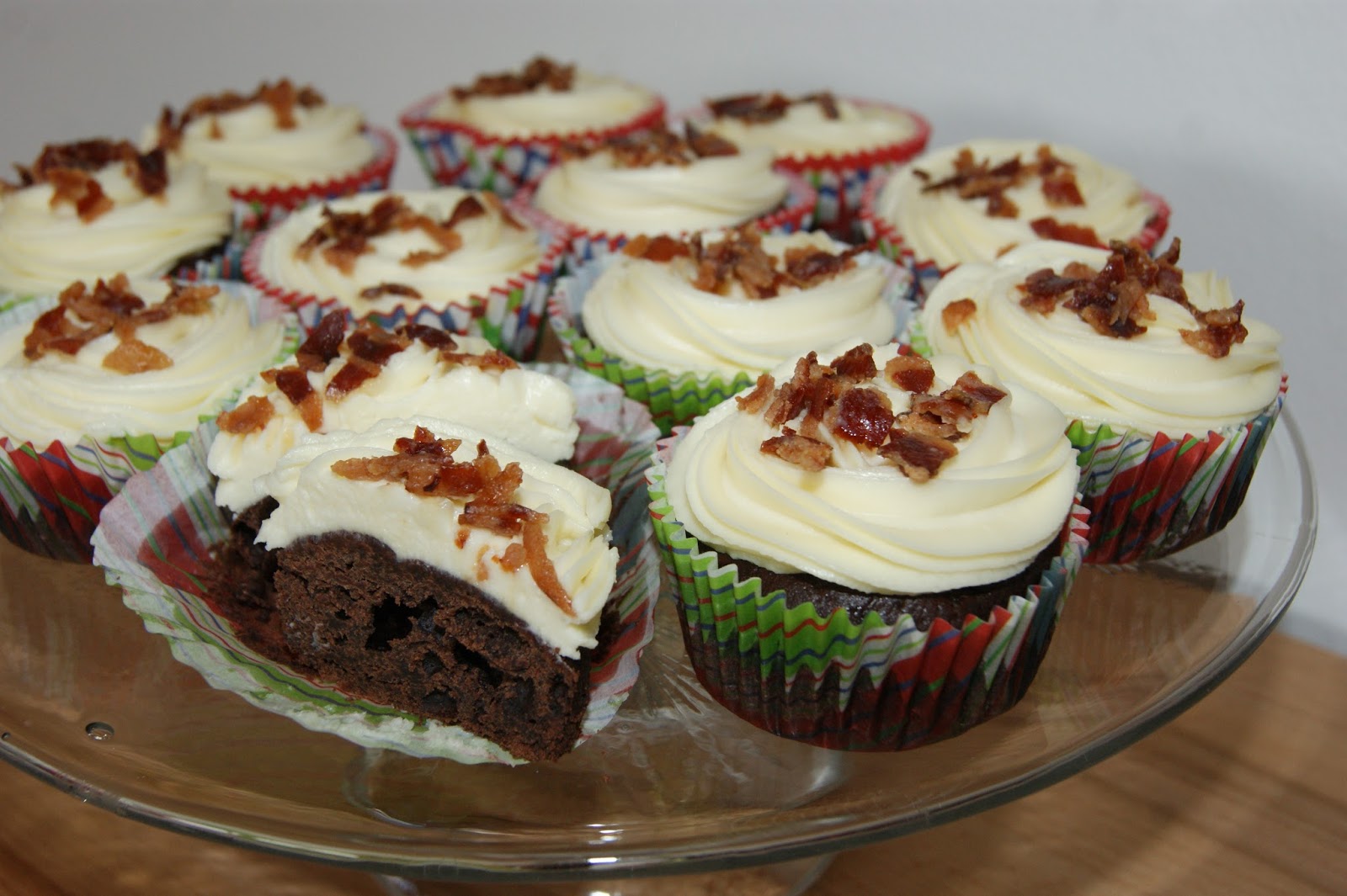 Schoko-Bier Cupcake mit Ahornsirup und karamelisiertem Bacon - monis ...