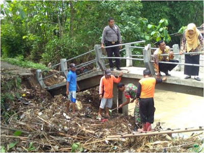 KORAMIL NGRAMPAL KARYA BHAKTI BERSIHKAN SAMPAH DI SUNGAI KORAMIL NGRAMPAL KARYA BHAKTI BERSIHKAN SAMPAH DI SUNGAI