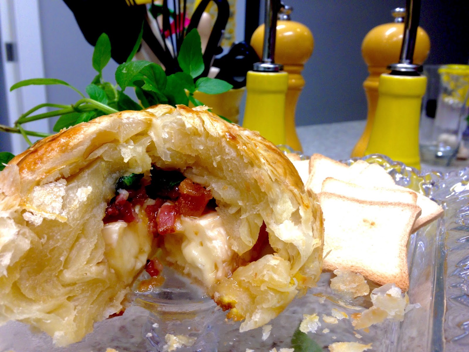 Gau e Mel Brie em Massa Folhada com Geléia de Pêssego, Bacon e Manjericão