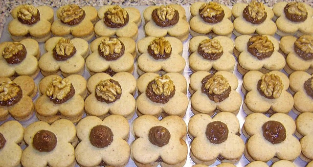 Kochen & Backen & Genießen: Gefüllte Walnussplätzchen Kochen & Backen & Genießen: Gefüllte Walnussplätzchen