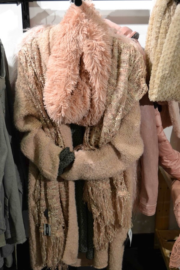 "Cuello de pelo color rosa"