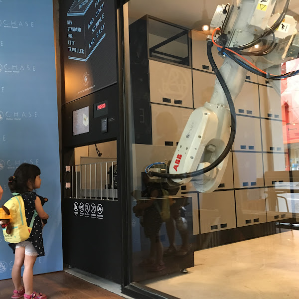 鵲絲旅店利用機器手臂做行李寄放，可放入29吋與25吋兩種尺寸的行李箱。不僅服務住客，還常常吸引路過的人駐足觀看。（圖片來源：詹子嫻攝）