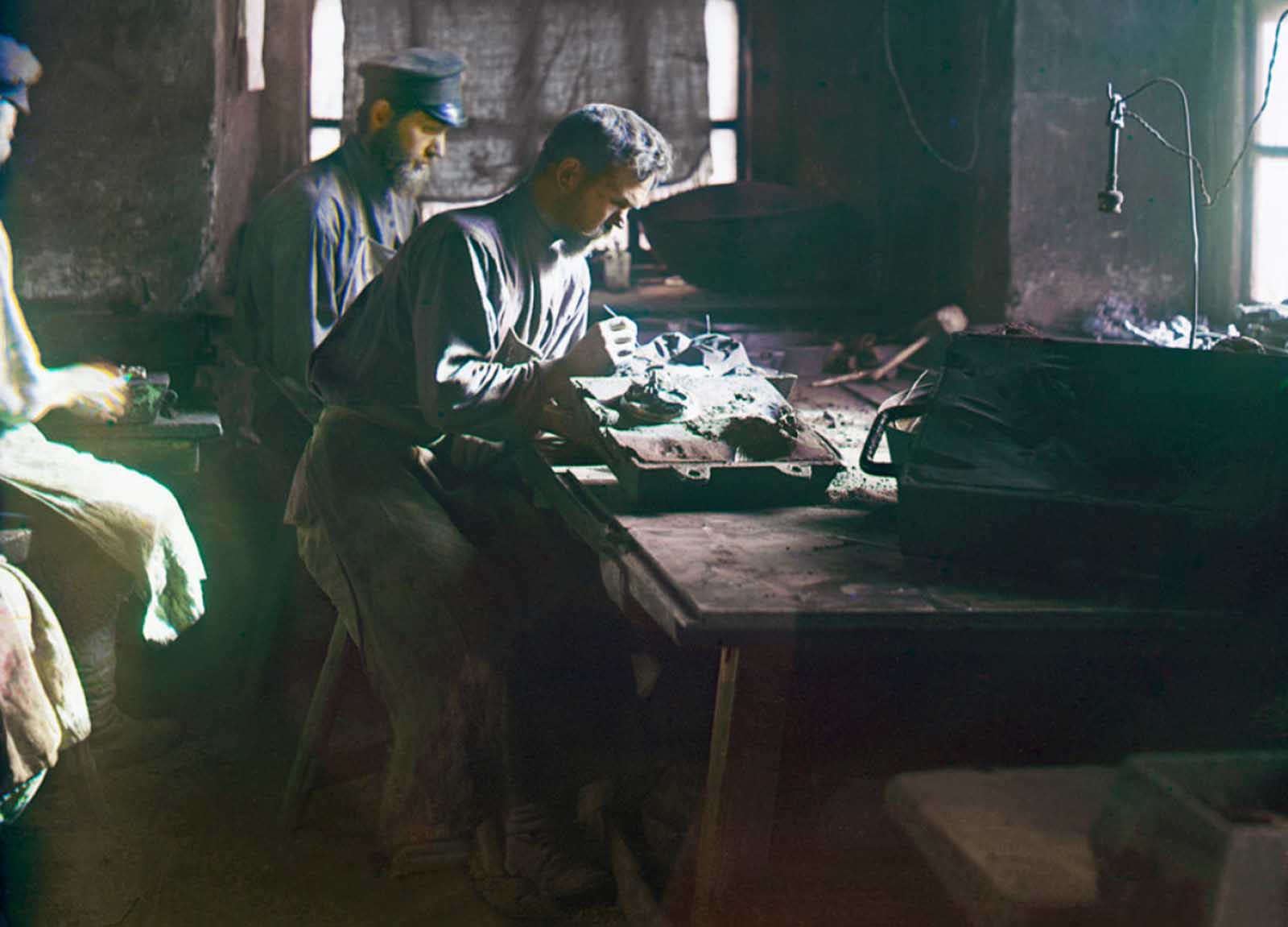 Molding of an artistic casting (Kasli Iron Works), 1910. From the album 