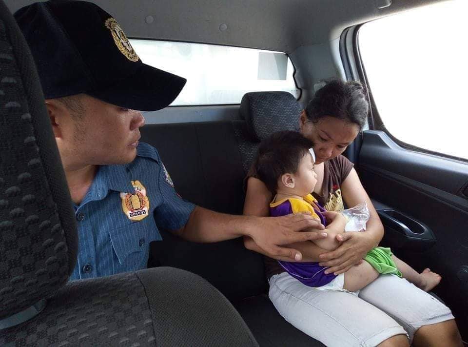 Policeman buys medicines for sick kid whose mom didn’t have money