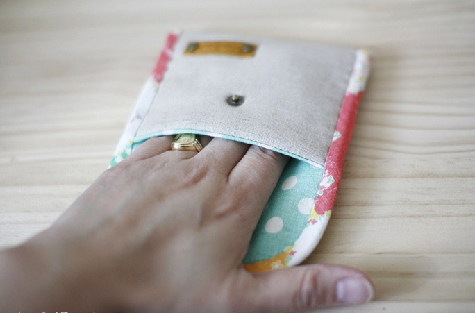 Coin Purse DIY tutorial in pictures. What a cute and simple idea.