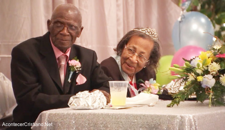 Pareja de ancianos casados 82 años