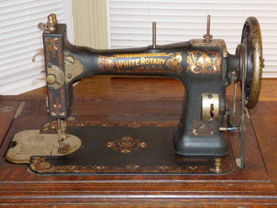 Hi! I am trying to buy my first sowing machine and I recently saw this on  sale : r/vintagesewing