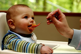 Πώς πρέπει να ταΐζουμε τα παιδιά μας ανάλογα με την ηλικία τους