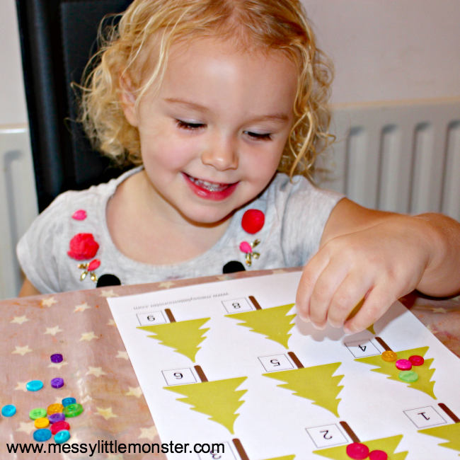 Free printable Christmas tree counting activity. A fun fingerprint counting idea for toddlers and preschoolers working on early counting and number recognition. Great for a Winter or Christmas project.